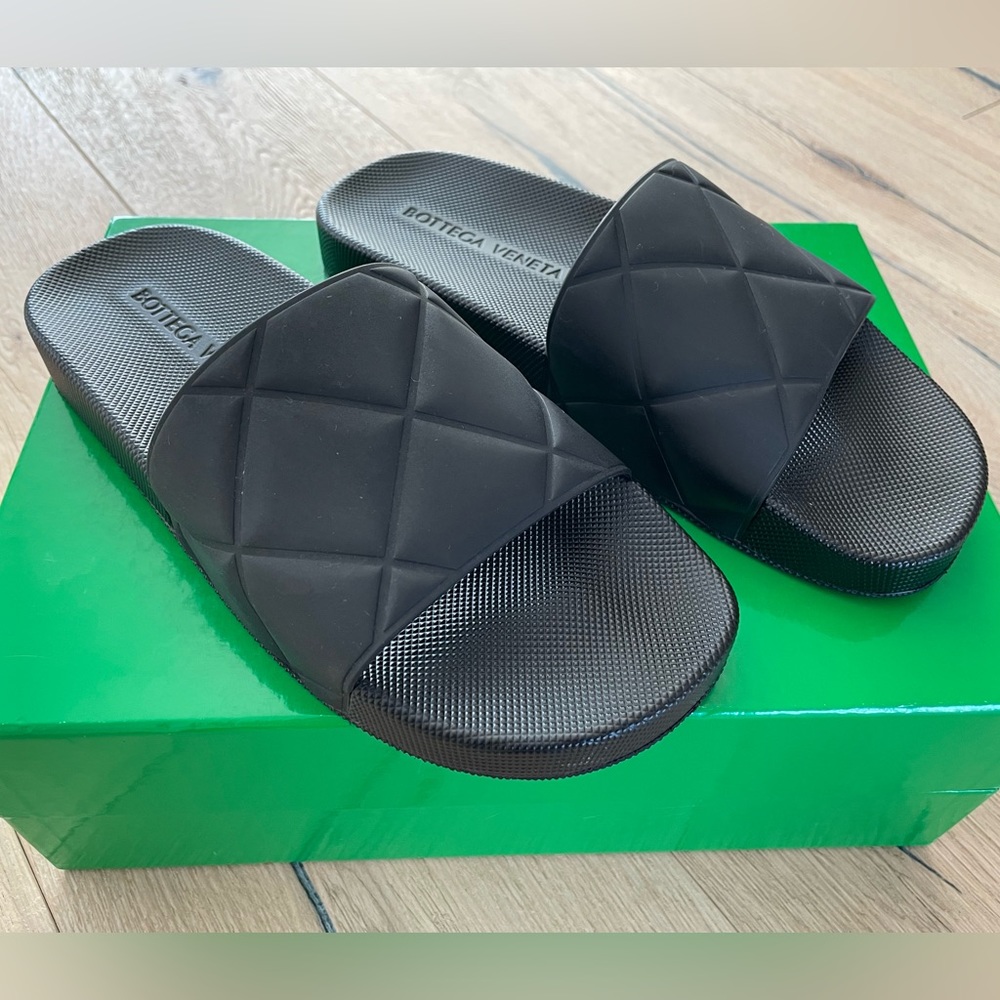 Bottega Vaneta black quilted pool slides